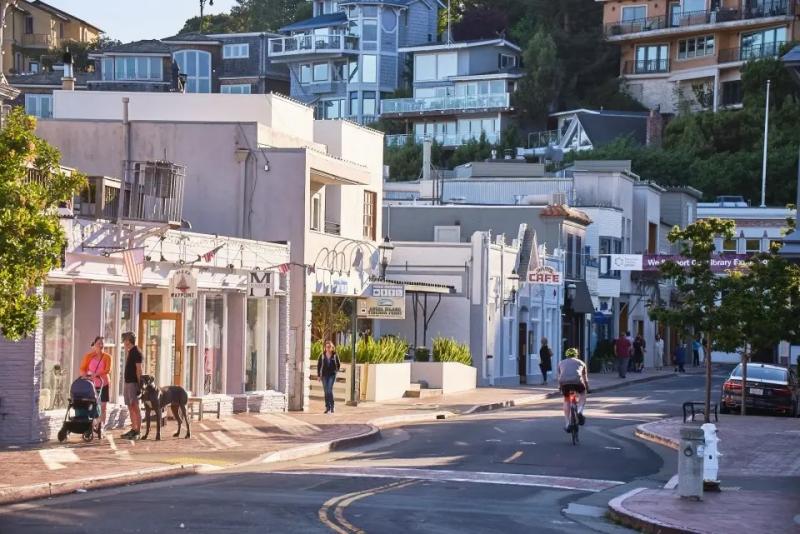 A street view of downtown Tiburon, showing various shops