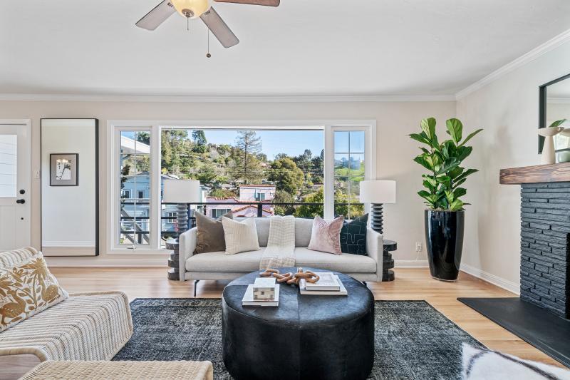 Home in San Rafael sold by Chris Glave, showing a livingroom with wood floors