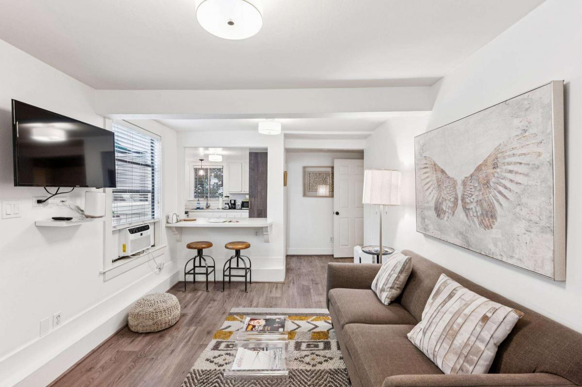 34 Sunnyside Avenue #9