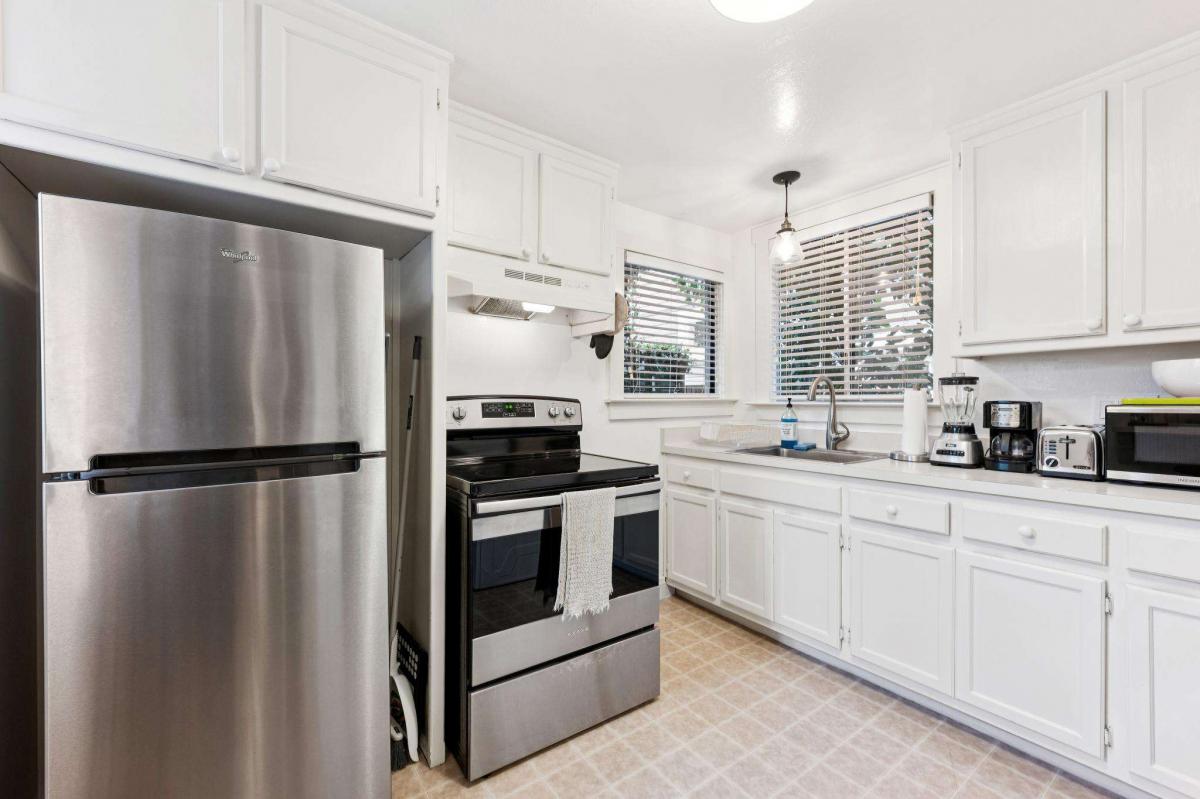 34 Sunnyside Avenue #11