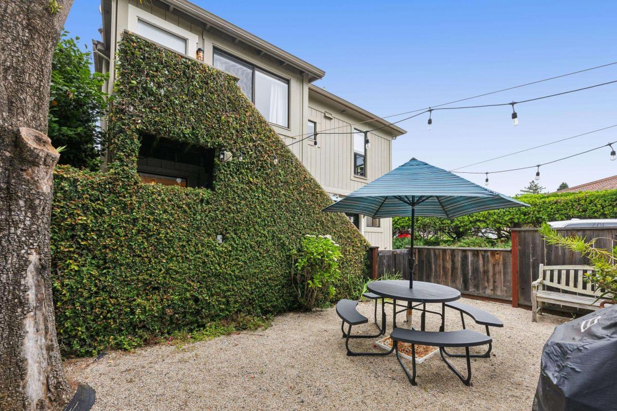 34 Sunnyside Avenue #24