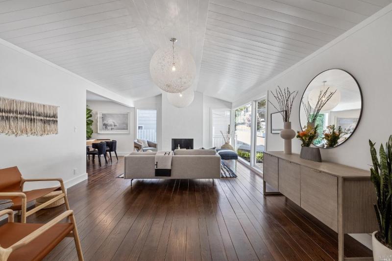 21 Convent court San Rafael livingroom with wood floors, furnishings and circular mirror on wall #6